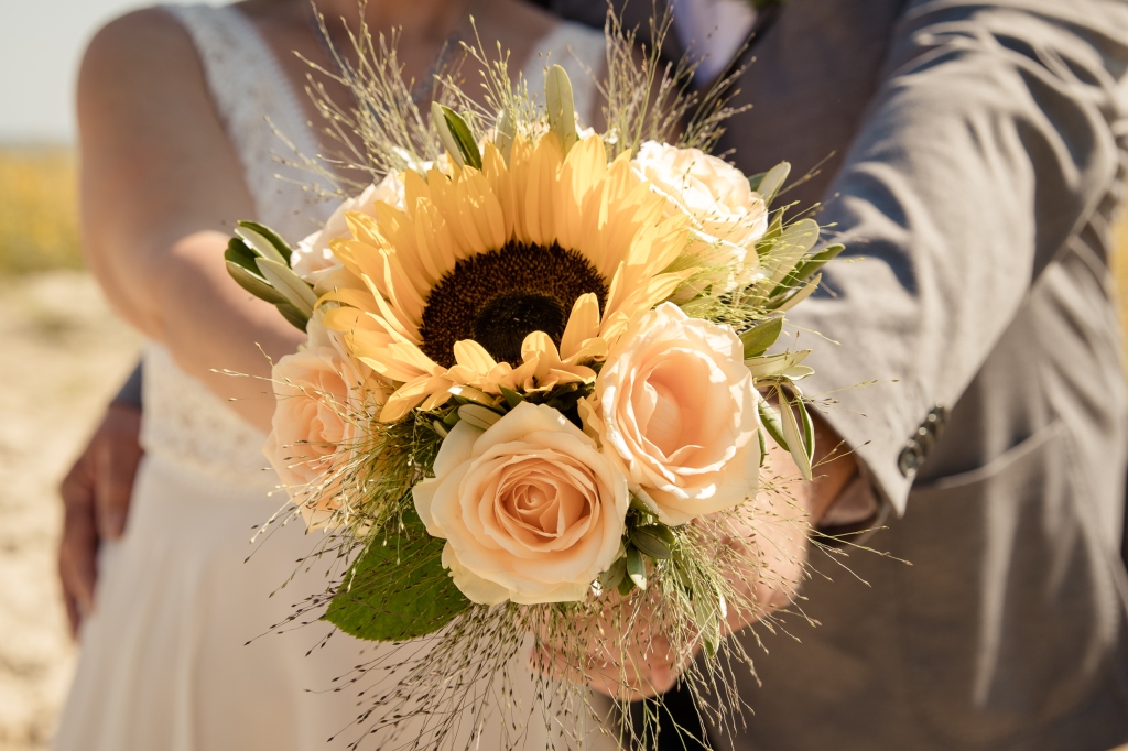 sommerlicher Brautstrauß mit Sonnenblume und Rosen