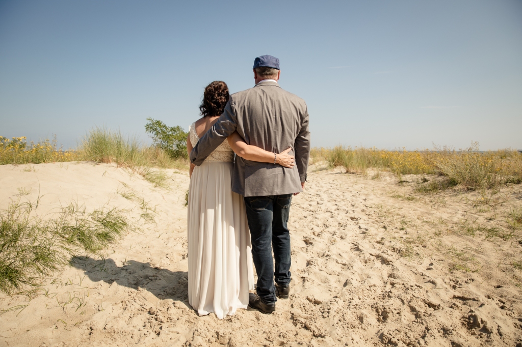Ostseehochzeit auf Usedom in Koserow Brautpaar mit Blick auf die Ostsee