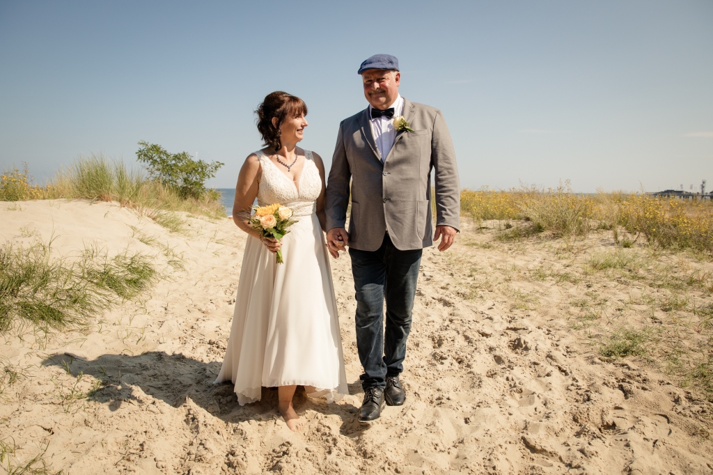 glückliches Brautpaar in Koserow auf der Insel Usedom