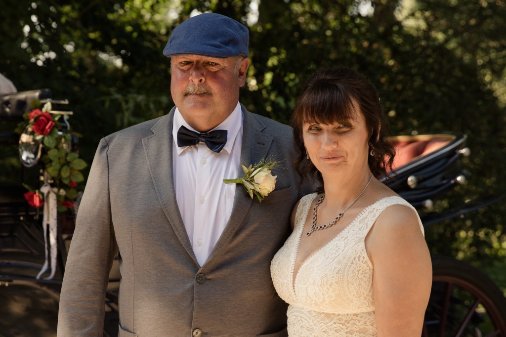 Brautpaar wartet an der Kutsche in Koserow