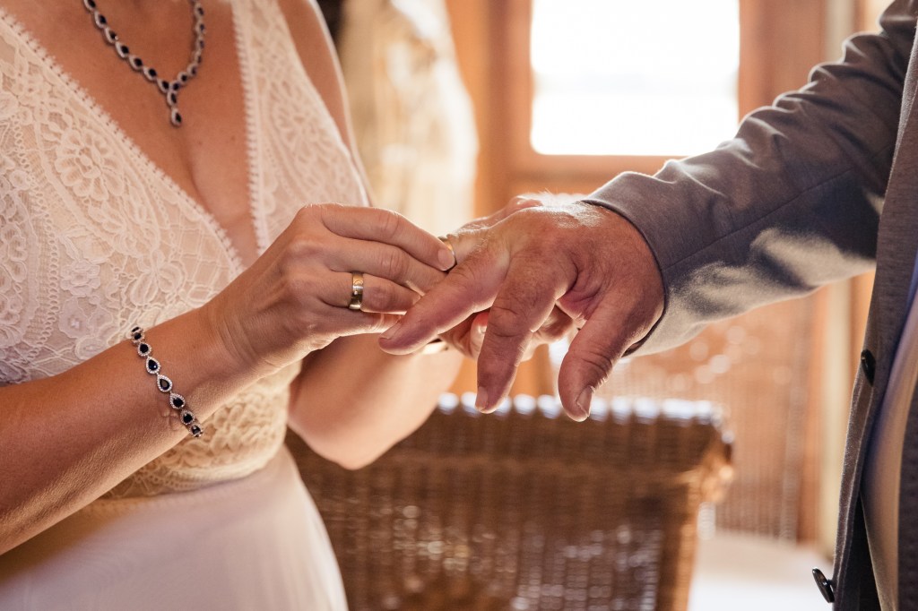 standesamtliche Trauung in den Koserower Salzhütten, Brautpaar während des Ringwechsels