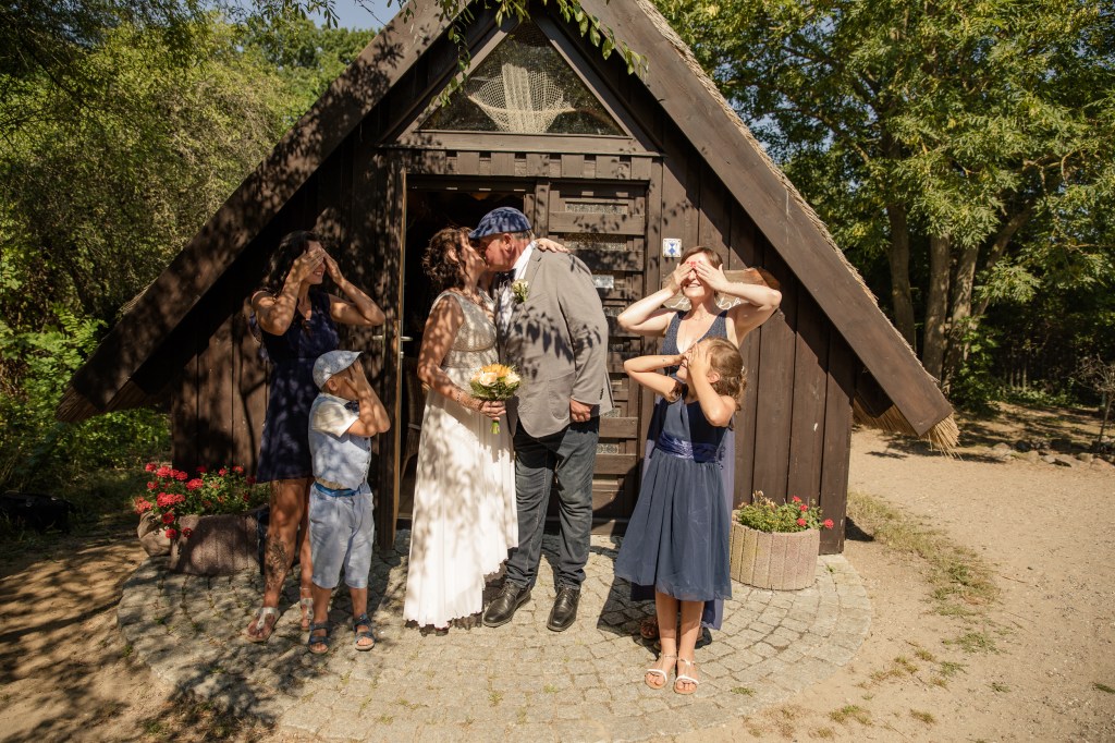 Hochzeitsgesellschaft vor den Koserower Salzhütten - standesamtliche Trauung