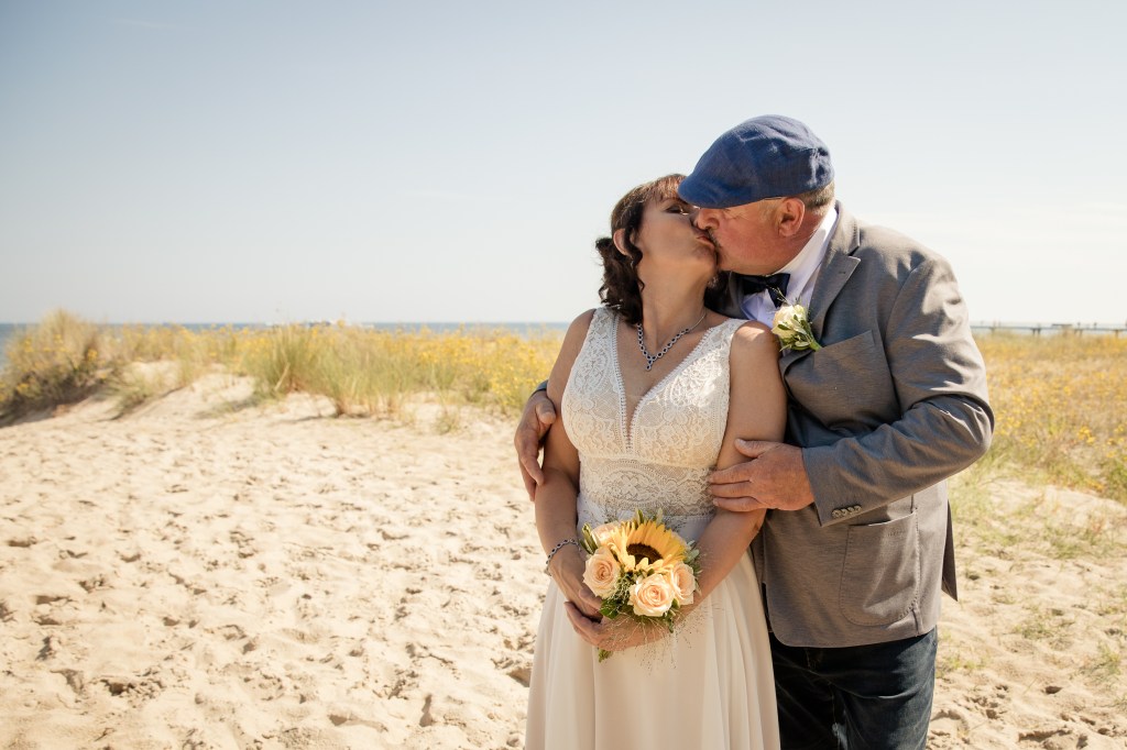 romantisches Kussfoto eines Brautpaares in Koserow