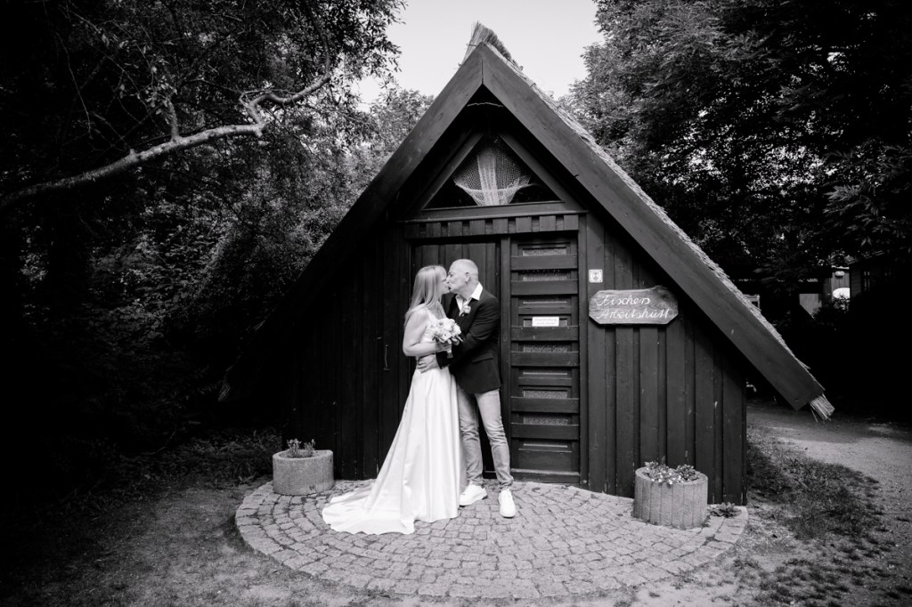 Brautpaar vor der Salzhütte in Koserow - das kleinste Standesamt der Insel Usedom