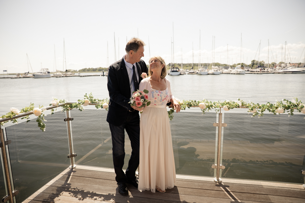 Brautpaar Claudia und Fred auf dem Steg der Marina Kröslin mit Blick auf den Peenestrom
