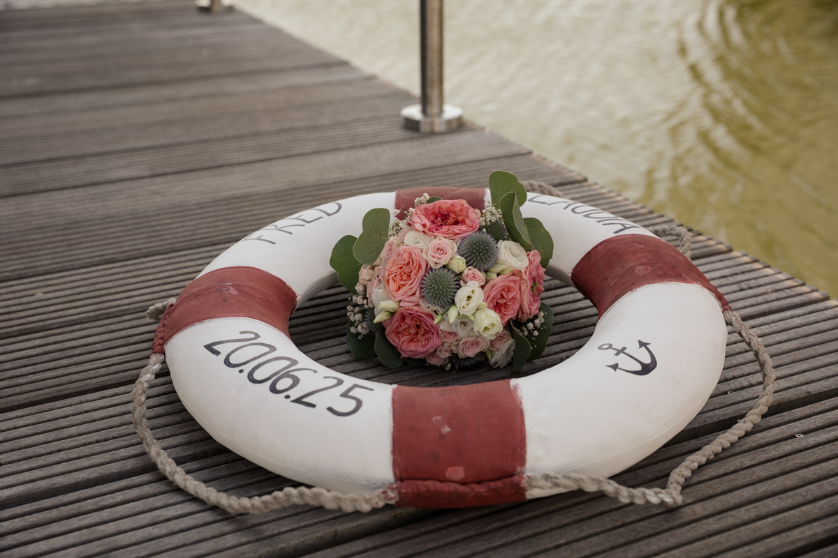 Maritime Hochzeit mit Rettungsring und Namen des Brautpaares