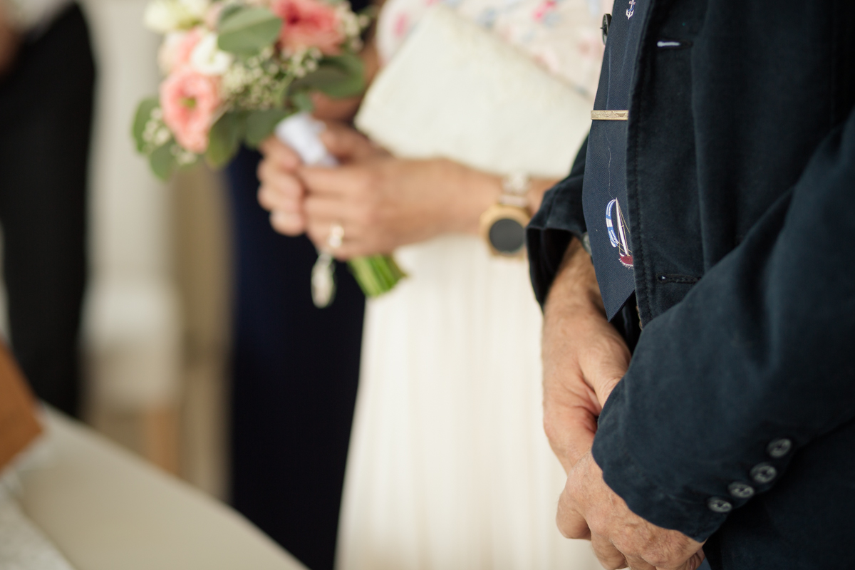 Krawatte mit Segelbooten als maritimes Detail beim Bräutigam-Outfit