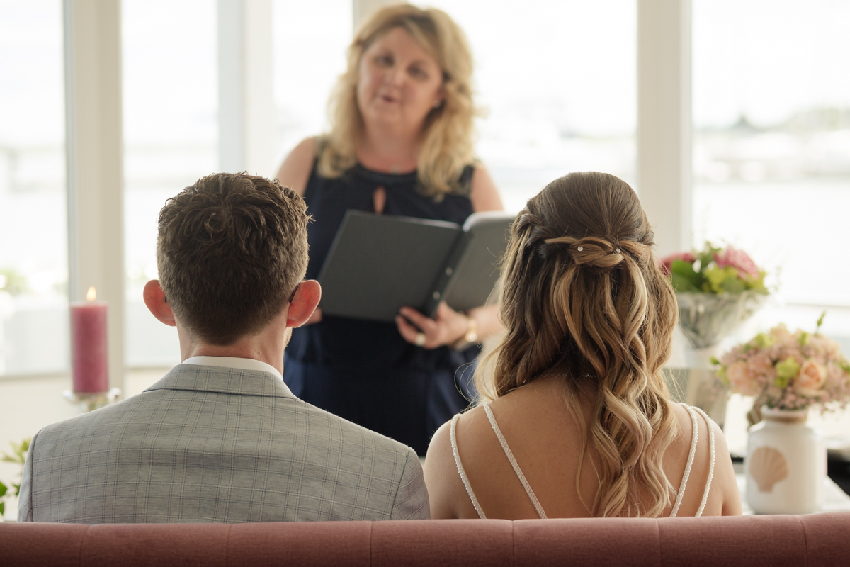 Standesbeamtin Frau Bratner während der Trauzeremonie im schwimmenden Standesamt in Kröslin