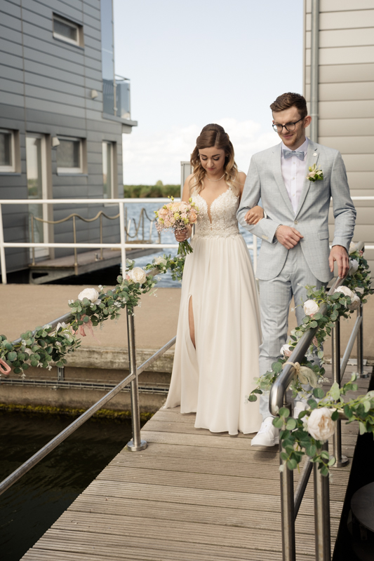 Marina und Tom während des Einzugs in das schwimmende Standesamt in Kröslin