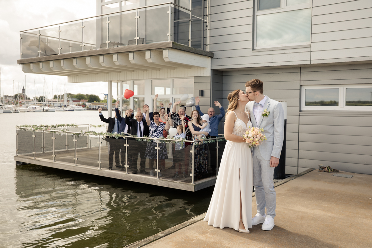 Marina und Tom stehen küssend vor dem schwimmenden Standesamt in Kröslin