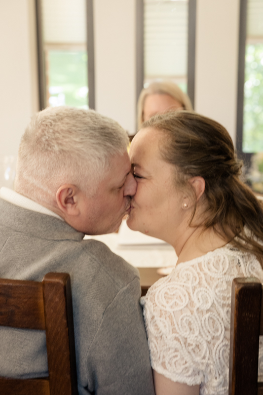 Kuss des Brautpaares während der Trauung im Standesamt Ahlbeck