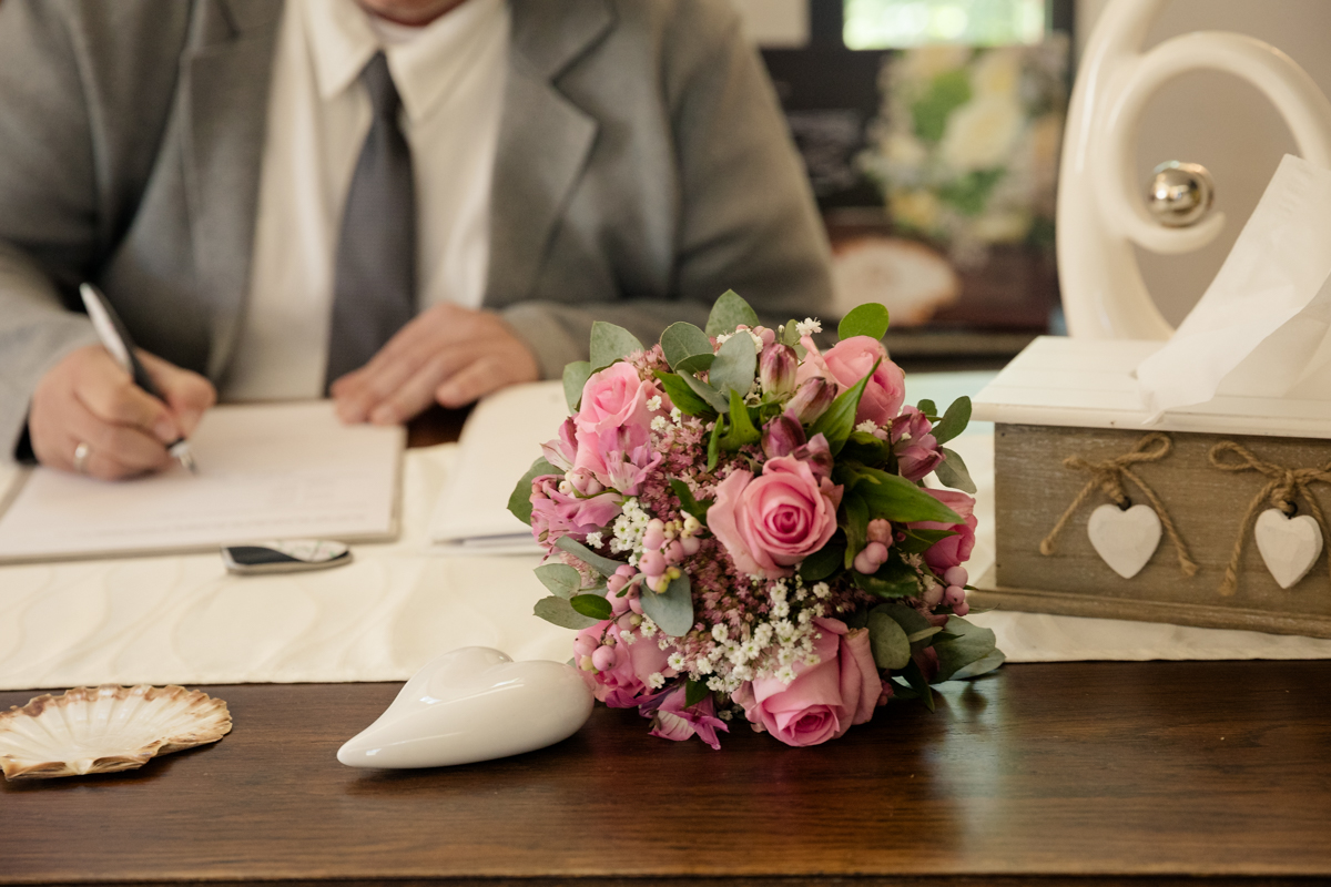 Bräutigam unterschreibt die Eheurkunde im Standesamt Heringsdorf, Außenstelle Ahlbeck