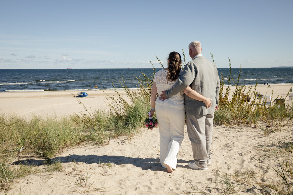 Vertrautes Brautpaar beim Spaziergang entlang der Ostsee in Ahlbeck